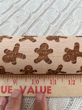 NWT Primitives by Kathy Wooden Rolling Pin Gingerbread relief design pie crusts